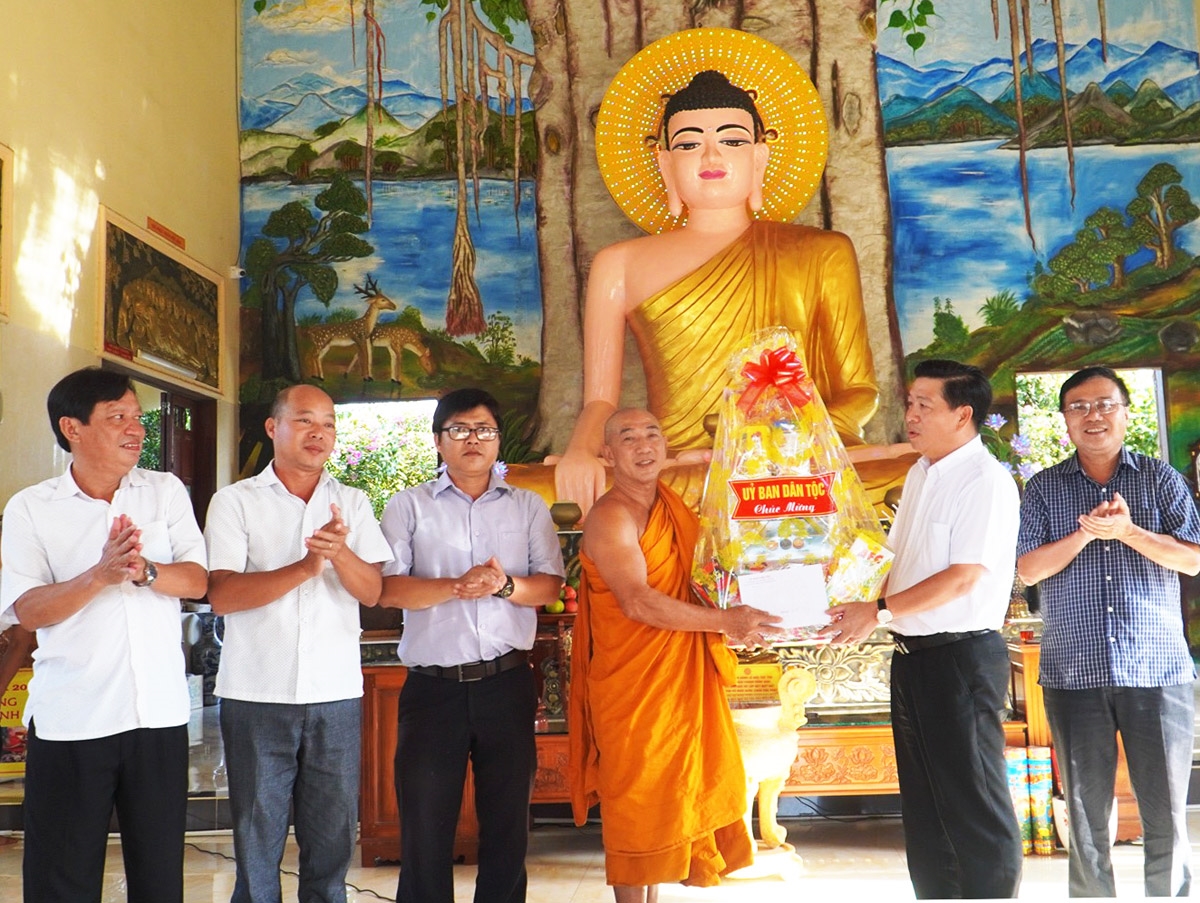 Thứ trưởng, Phó Chủ nhiệm Lê Sơn Hải trao tặng quà đến Thiền viện Giác Tuệ