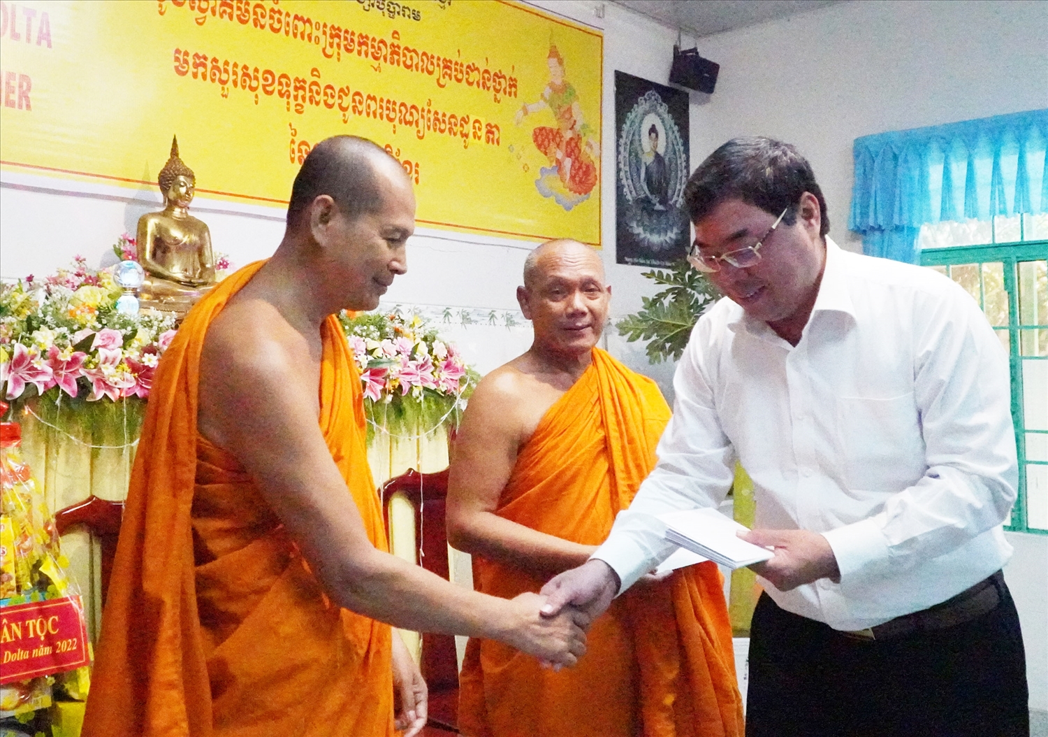 Ông Tào Việt Thắng trao quà đến các tăng tín đồ Phật giáo Nam tông Khmer 