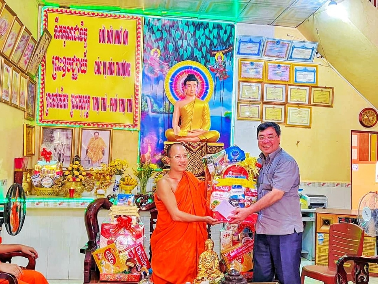 Ông Tào Việt Thắng thăm hỏi chúc mừng Lễ Sen Dolta tại tỉnh Kiên Giang