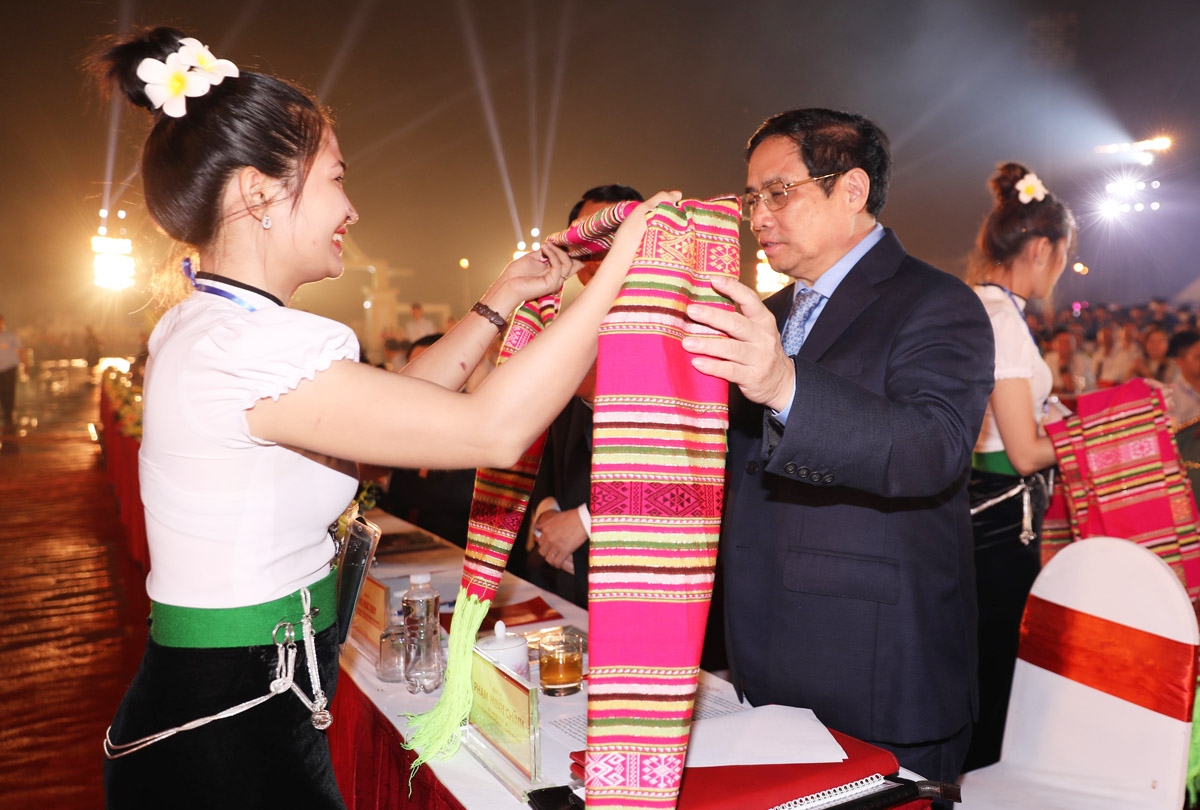  Các cô gái người dân tộc Thái tặng khăn Thủ tướng Phạm Minh Chính và các vị đại biểu, khách mời