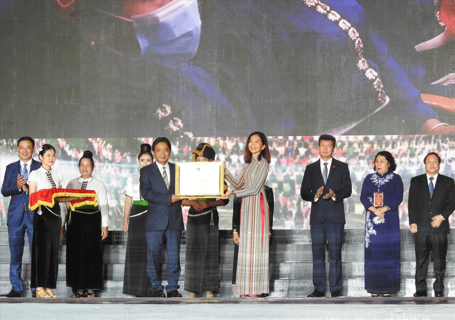 Điều phối viên Thường trú Liên Hợp quốc tại Việt Nam Pauline Tamesis trao Lễ đón nhận Bằng cho Thứ trưởng Bộ Văn hóa, Thể thao và Du lịch Tạ Quang Đông