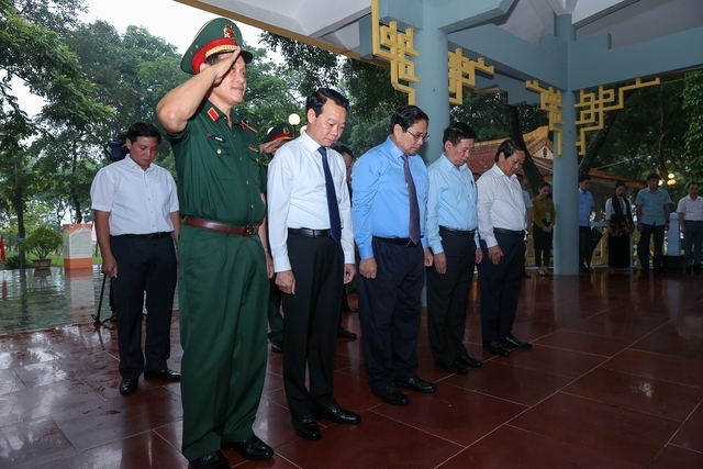 Thủ tướng tới thăm nơi trưng bày những hình ảnh về Bác Hồ tại Khu tưởng niệm Chủ tịch Hồ Chí Minh ở thị xã Nghĩa Lộ -Ảnh: VGP/Nhật Bắc