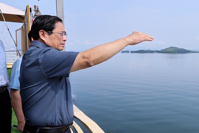 Sáng 24/9, Thủ tướng Phạm Minh Chính đã có chuyến khảo sát khu du lịch hồ Thác Bà - Ảnh: VGP/Nhật Bắc