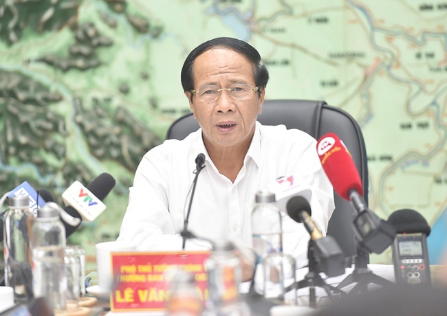 Phó Thủ tướng Lê Văn Thành yêu cầu thành lập ngay các đoàn công tác. (Ảnh VGP/Đức Tuân)