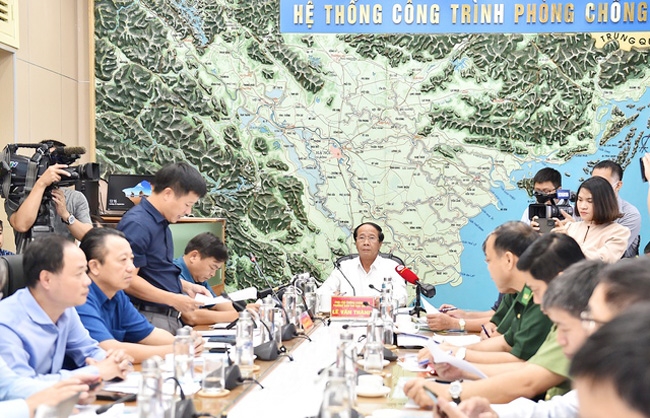 Phó Thủ tướng Lê Văn Thành nghe báo cáo về tình hình ứng phó bão Noru. (Ảnh VGP/Đức Tuân)