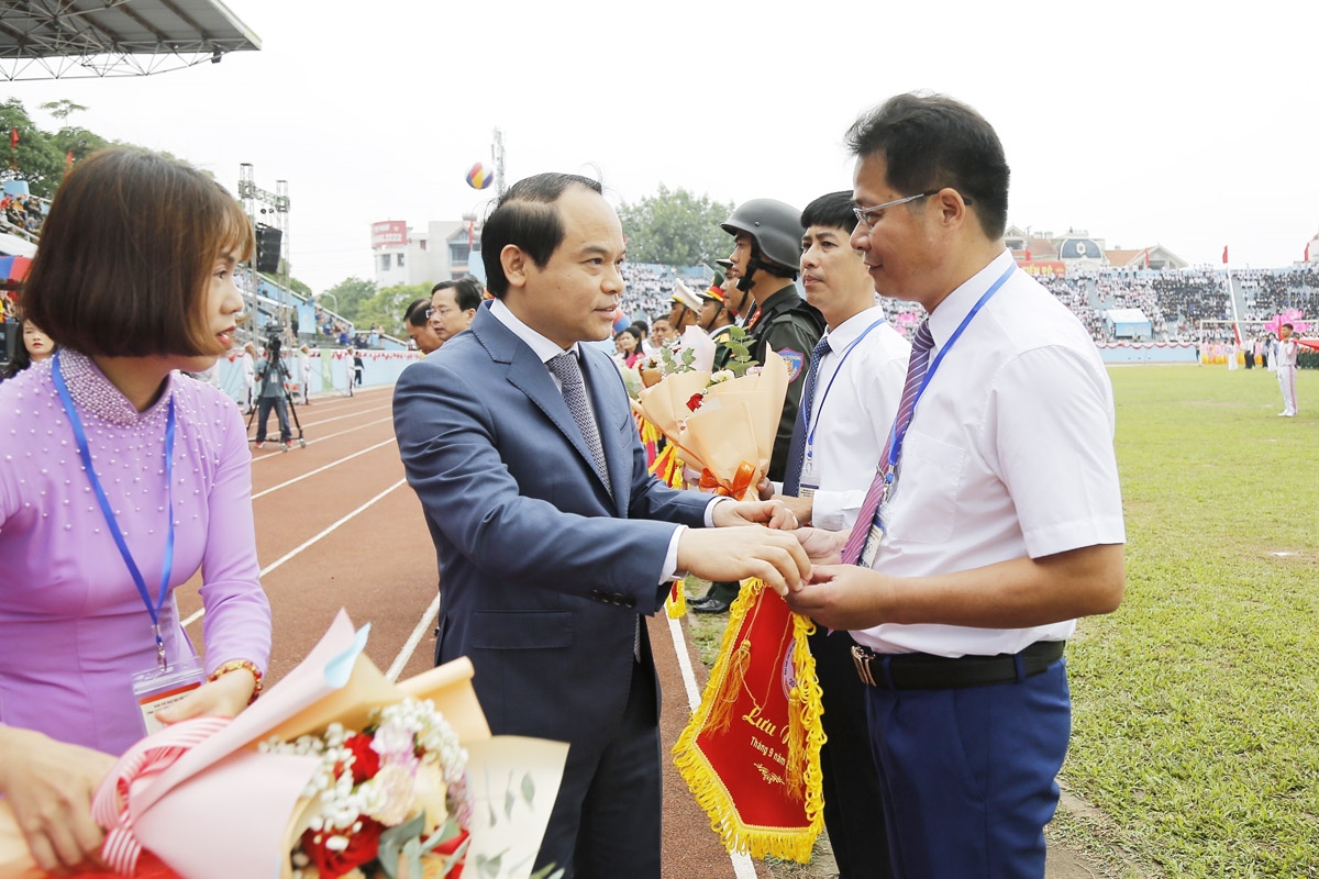 Ông Nguyễn Quốc Đoàn - Bí thư Tỉnh ủy Lạng Sơn tặng hoa và Cờ lưu niệm cho đại diện các Đoàn vận động viên tham gia Đại hội