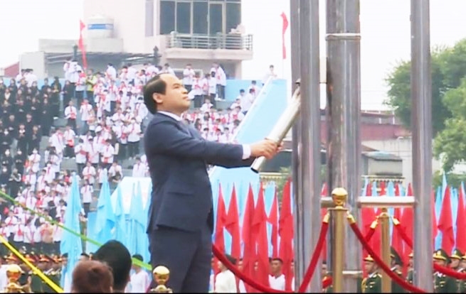 Bí thư Tỉnh ủy Lạng Sơn Nguyễn Quốc Đoàn thực hiện nghi thức châm đuốc Khai mạc Đại hội