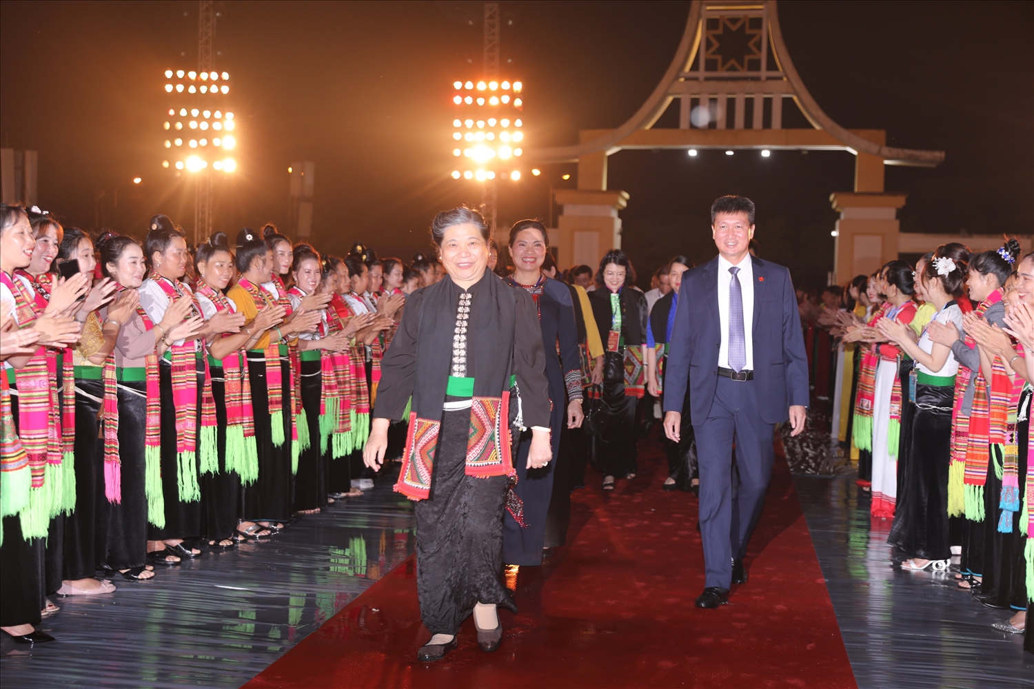 Nguyên Phó Chủ tịch Quốc hội Tòng Thị Phóng được chào đón bằng những chàng vỗ tay của các cô gái Thái Nghĩa Lộ