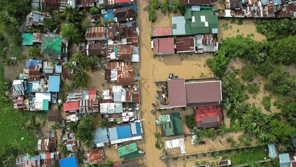 Cơn bão đã để lại lũ lụt nặng nề khắp một số tỉnh khi chính quyền gấp rút cứu trợ hàng nghìn người sơ tán.