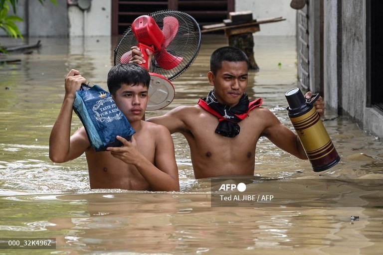 Sáng 26.9, nhiều khu vực ở San Ildefonso, tỉnh Bulacan chìm sâu trong nước. Người dân ưu tiên di chuyển các vật dụng, đồ điện tử ra khỏi nhà.