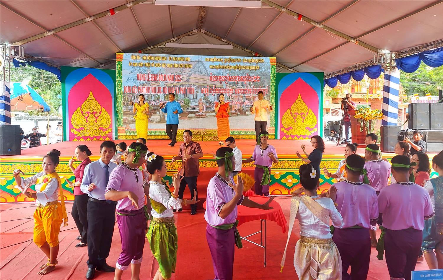Đồng bào Khmer vui múa mừng Lễ Sene Đôlta năm 2022