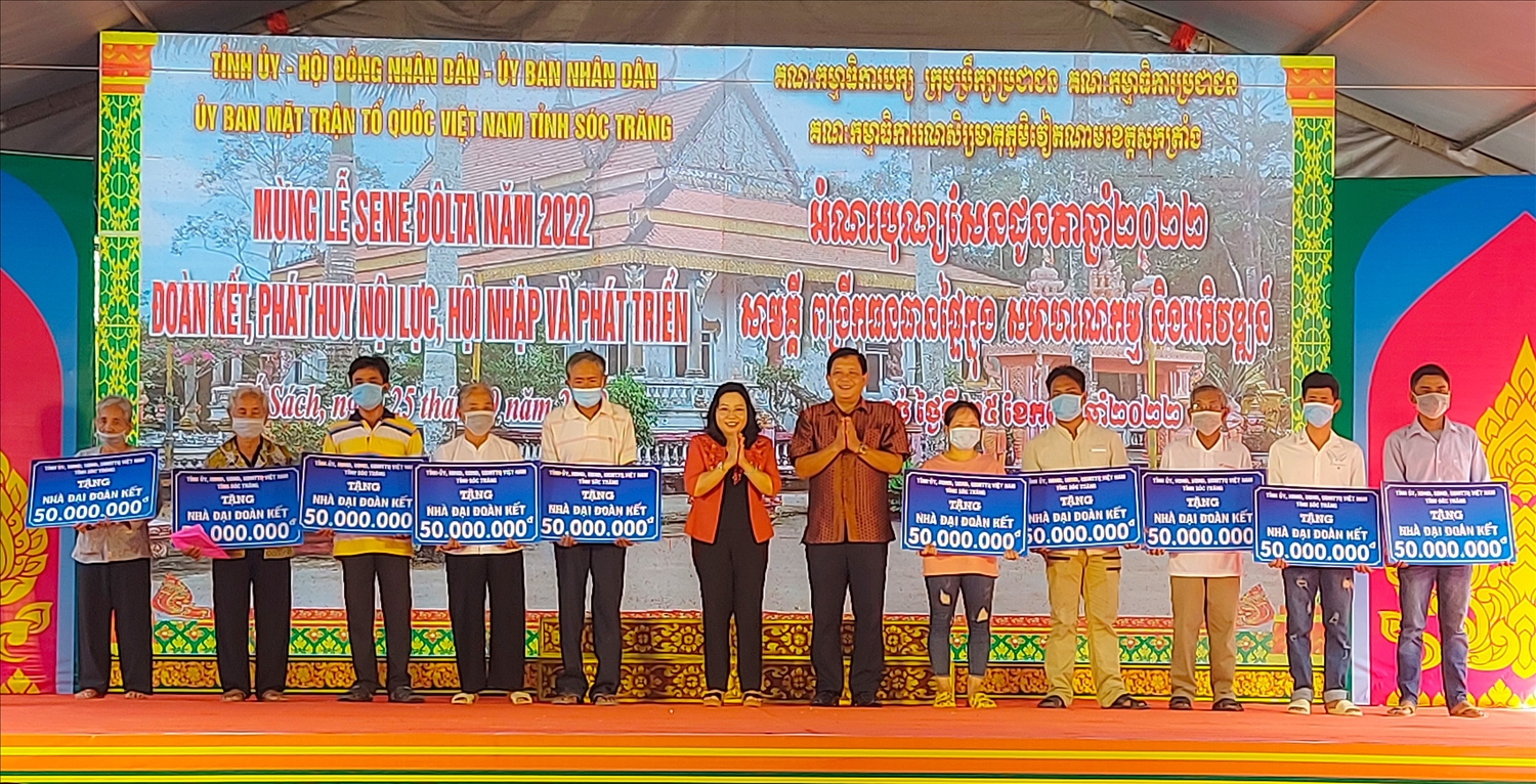 Tỉnh uỷ, HĐND, UBND, Uỷ ban MTTQ Việt Nam tỉnh Sóc Trăng trao tặng 20 căn nhà đại đoàn kết cho các hộ dân là đồng bào dân tộc Khmer khó khăn về nhà ở
