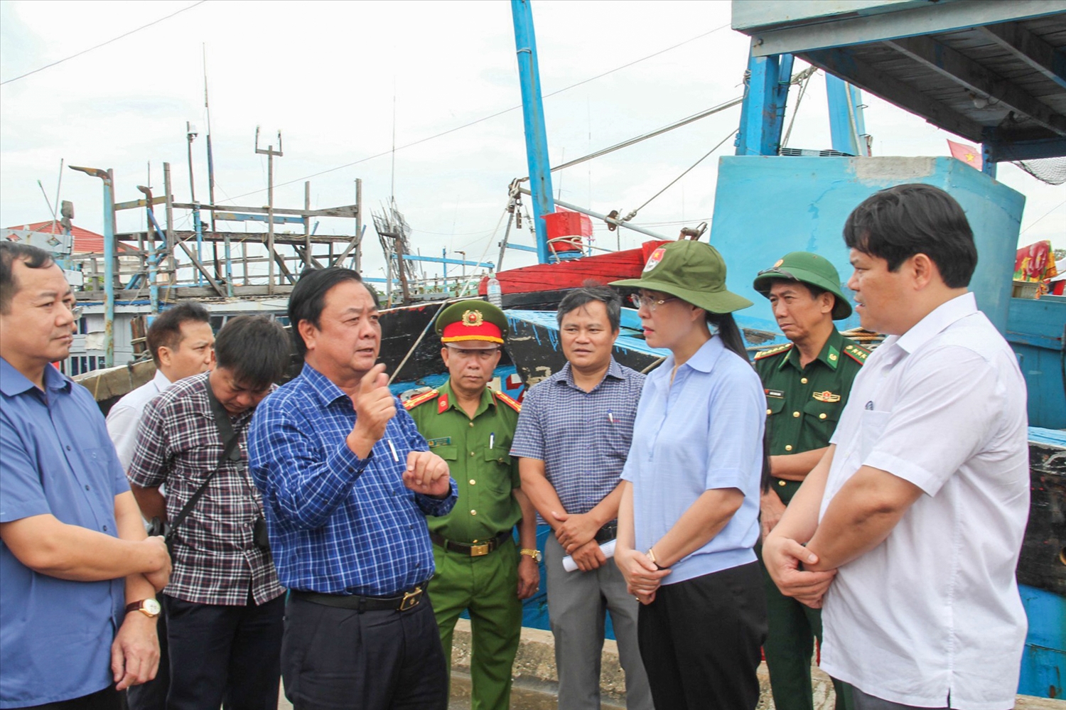 Bộ trưởng Bộ NN&PTNT Lê Minh Hoan kiểm tra công tác phòng chống bão số 4 tại Quảng Ngãi