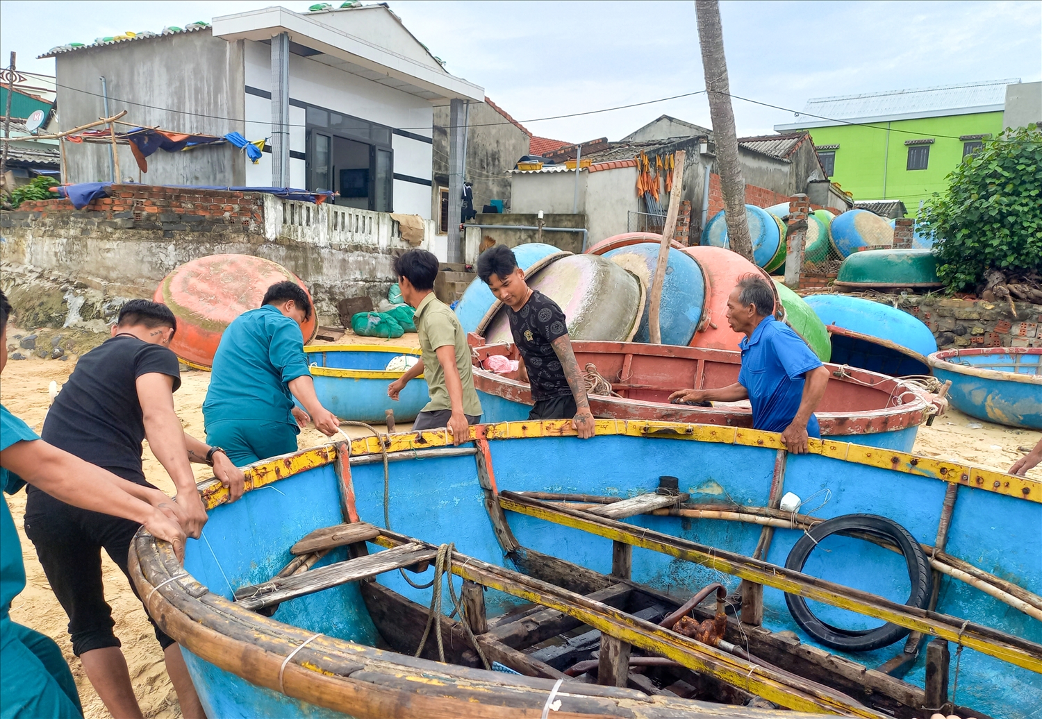 Ngư dân Quảng Ngãi đưa thuyền vào bờ tránh bão