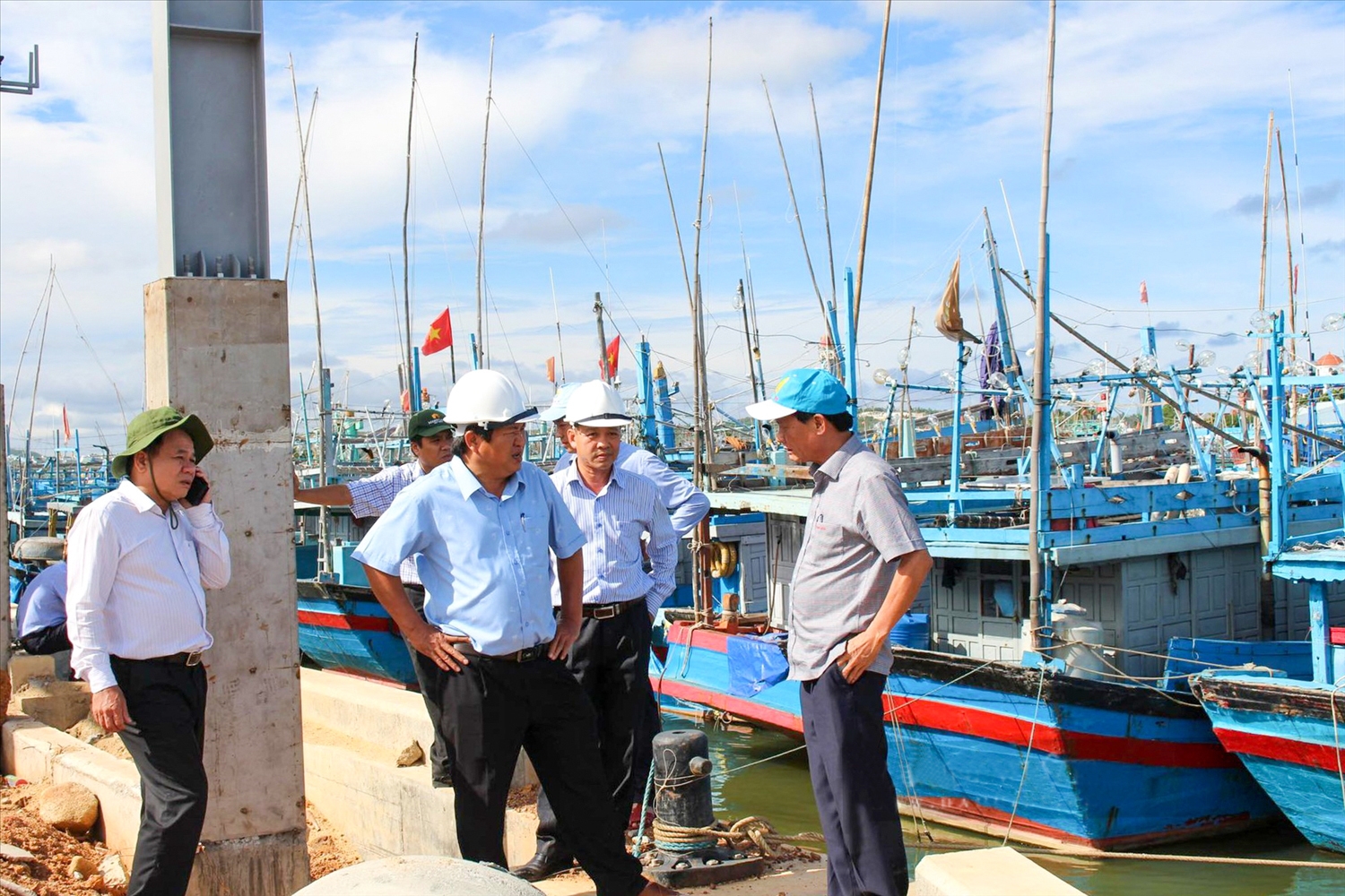 Lãnh đạo Sở NN&PTNT Bình Định kiểm tra việc đưa tàu thuyền về nơi an toàn để tránh bão