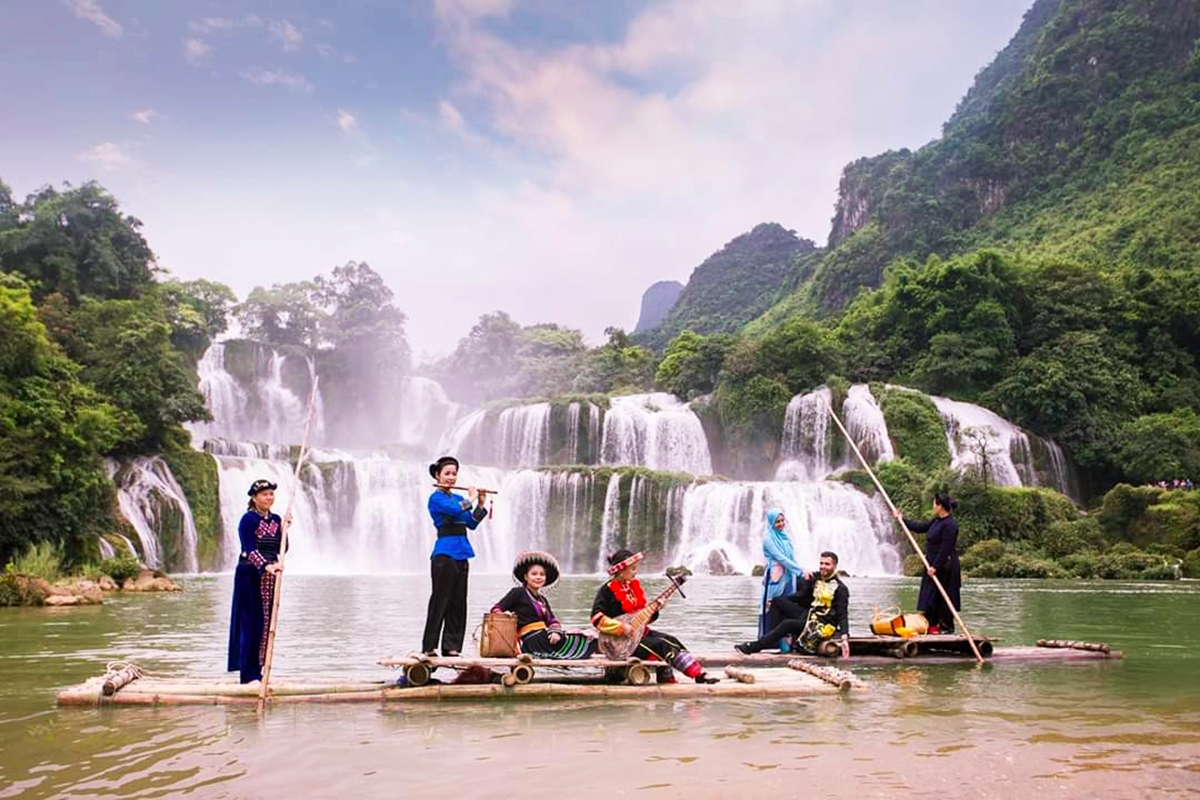 Thác Bản Giốc Cao Bằng nằm trong Top 10 thác nước kỳ vĩ nhất thế giới, được đánh giá là thác nước tự nhiên lớn nhất Đông Nam Á và là thác nước đẹp bậc nhất của Việt Nam