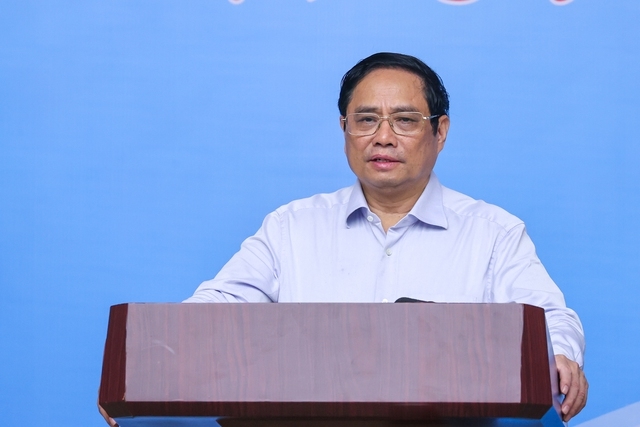 Thủ tướng Phạm Minh Chính chỉ đạo về công tác phòng chống bão ngay trước giờ khai mạc Hội nghị trực tuyến toàn quốc về đẩy mạnh giải ngân vốn đầu tư công và thực hiện 3 chương trình mục tiêu quốc gia. Ảnh: VGP/Nhật Bắc