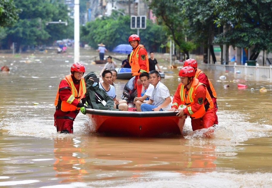 Lực lượng cứu hộ chuyển những người dân mắc kẹt do lũ lụt ở Rongshui, khu tự trị Choang Quảng Tây, miền nam Trung Quốc. (Ảnh THX)