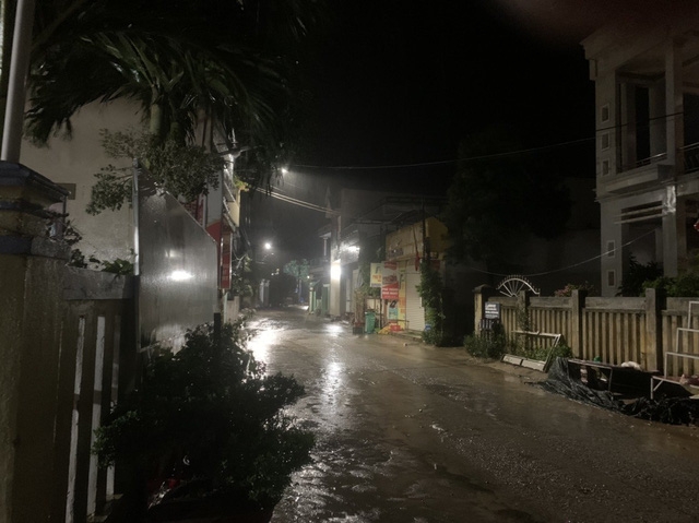 Huyện đảo Lý Sơn đã có mưa to, đường bắt đầu bị ngập