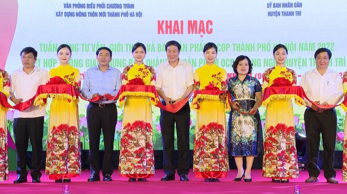 Các đại biểu cắt băng khai mạc Tuần hàng tư vấn, giới thiệu và bán sản phẩm OCOP thành phố Hà Nội năm 2022, tại huyện Thanh Trì.