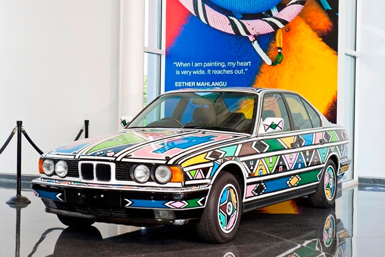 Chiếc sedan BMW 525i với phần thân xe được trang trí màu sắc và hoạ tiết độc đáo theo nghệ thuật Ndebele