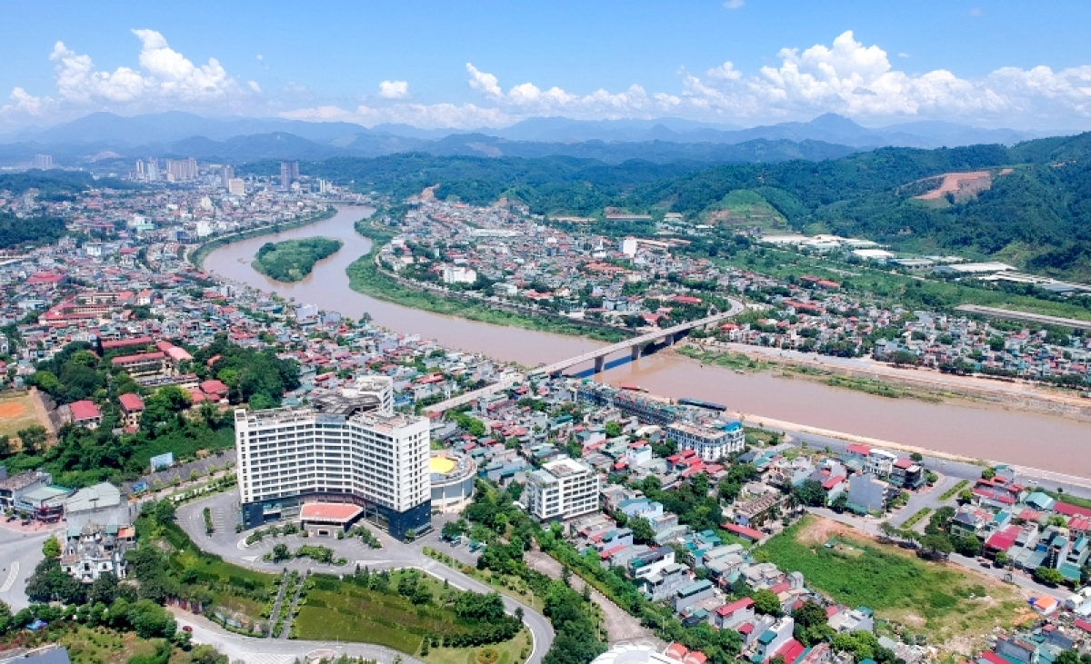 Lào Cai đang đặt mục tiêu trở thành cực tăng trưởng của vùng và cả nước, với thế mạnh về du lịch, tiềm năng khoáng sản và kinh tế biên mậu. (Trong ảnh: Một góc TP. Lào Cai)