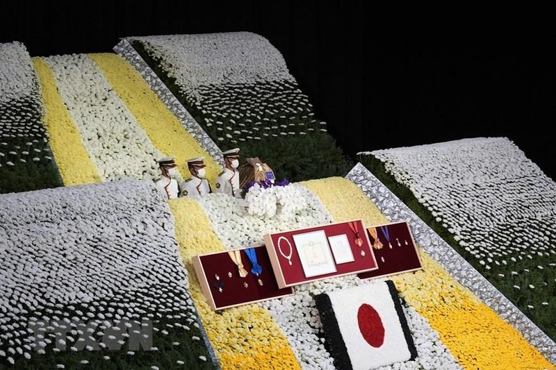 Đội danh dự đặt hũ tro cốt của cố Thủ tướng Nhật Bản Abe Shinzo lên bệ trong Lễ Quốc tang ở Tokyo, ngày 27/9/2022. (Ảnh: AFP/TTXVN)