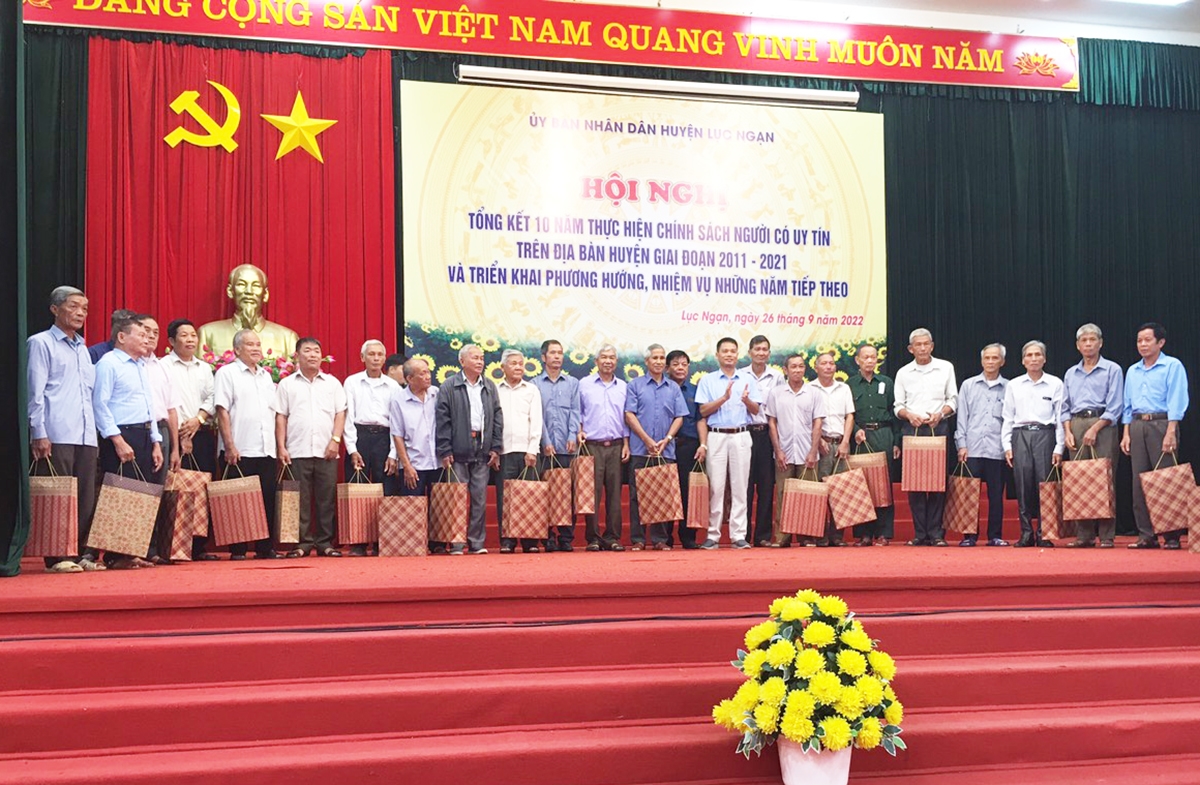 Ông Lê Bá Xuyên (đứng giữa) - Phó Trưởng Ban Dân tộc tỉnh Bắc Giang tặng Giấy khen và quà cho Người có uy tín tại Hội nghị
