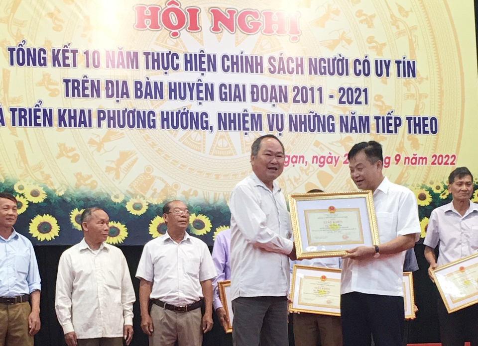 Ông Trương Văn Năm - Phó Chủ tịch UBND huyện Lục Ngạn trao Giấy khen cho Người có uy tín tiêu biểu tại Hội nghị