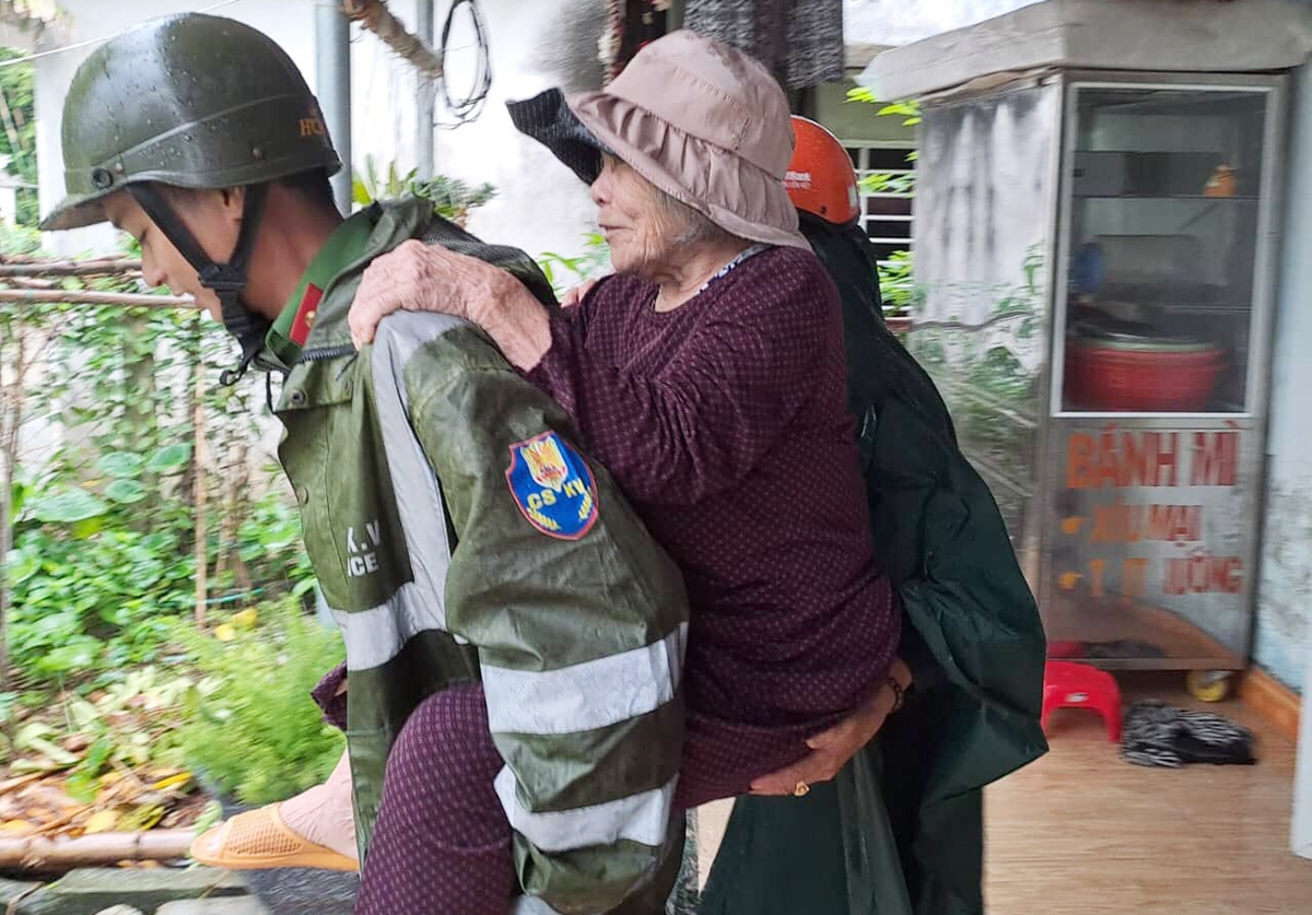 Một người già, yếu ở Thị xã Hương Thủy được lực lượng Công an hỗ trợ di chuyển đến nơi an toàn 