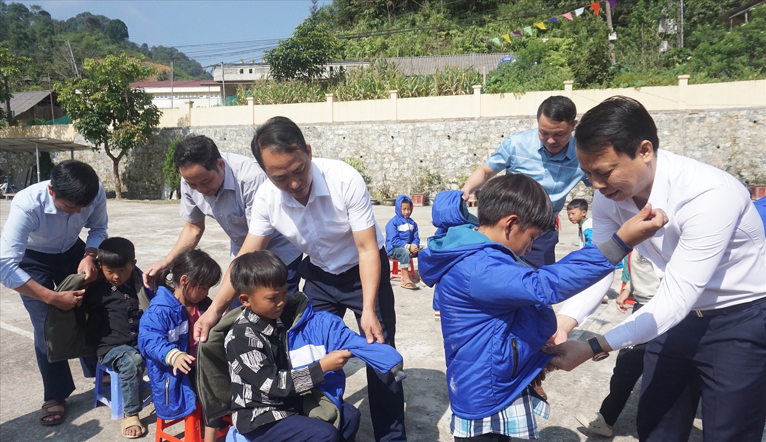 Gần 500 áo ấm đã được Công ty Điện lực Lào Cai trao tặng cho các em học sinh Trường PTDT Bán trú Tiểu học Cao Sơn
