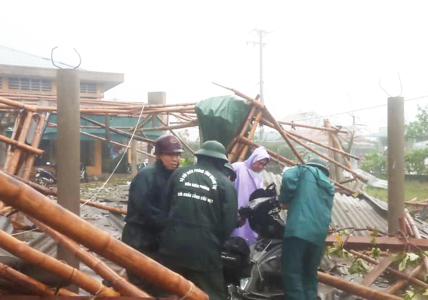Lực lượng chức năng ở Quảng Trị đã có mặt tại hiện trường giúp Nhân dân khắc phục hậu quả