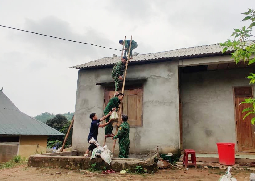 (TIN) Quảng Trị: Đồn Biên phòng Ba Tầng hỗ trợ đồng bào DTTS phòng chống bão số 4 5