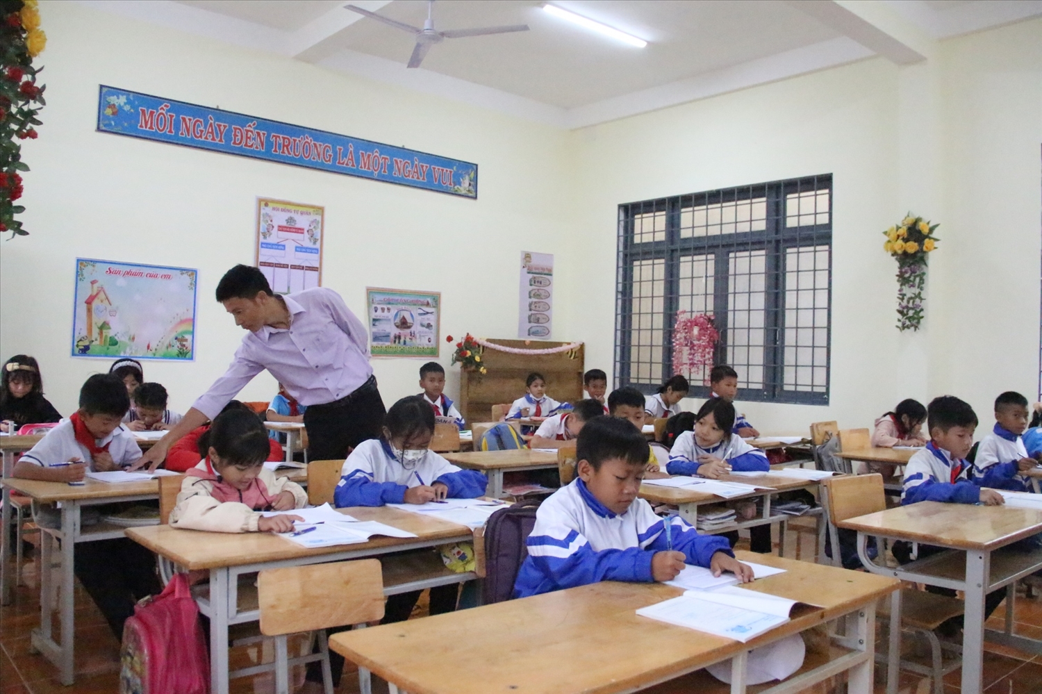 Hơn 166.000 học sinh tại Kon Tum được nghỉ học để tránh siêu bão Noru ĐỨC NHẬT