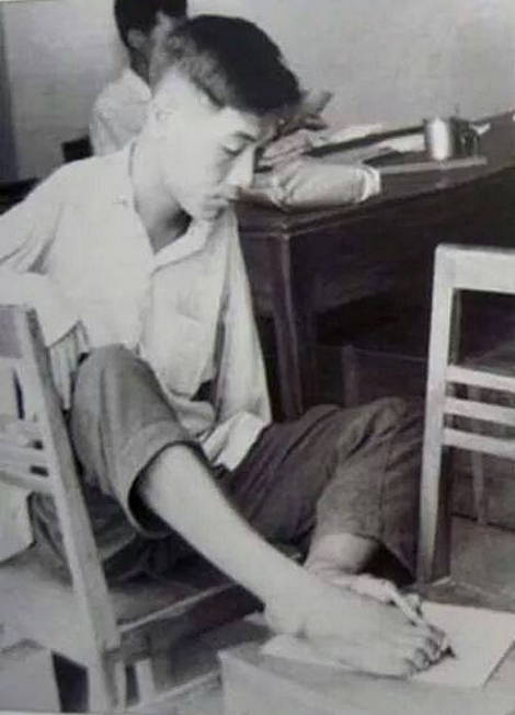 Thầy Nguyễn Ngọc Ký hồi trẻ. Ảnh được in trên bìa sách "Tôi học đại học" - Nhà xuất bản Trẻ.