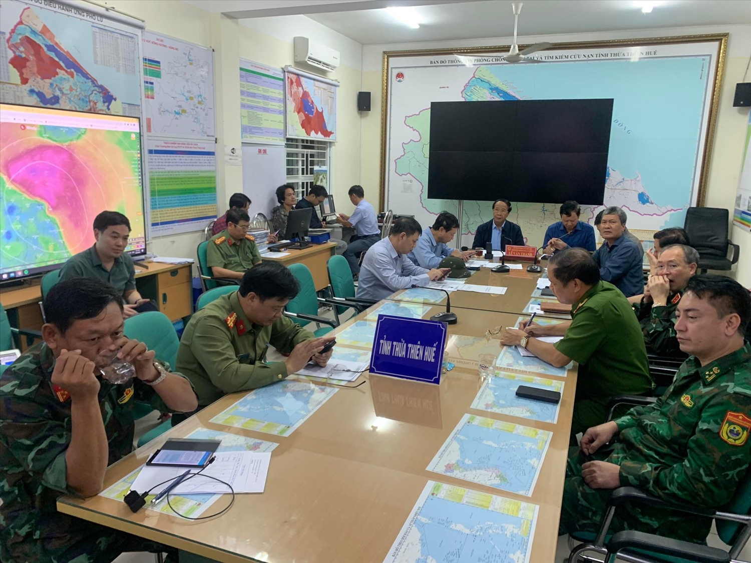 Sáng sớm 28/9, tại điểm cầu Ban Chỉ huy phòng chống lụt bão và tìm kiếm cứu nạn tỉnh Thừa Thiên Huế, Phó Thủ tướng Lê Văn Thành tiếp tục có cuộc làm việc với các địa phương về diễn biến và ảnh hưởng của bão - Ảnh: VGP/Đức Tuân