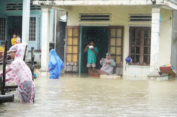 Nước lũ gây ngập nhà người dân xã Tam Đàn, huyện Phú Ninh - Ảnh: TT