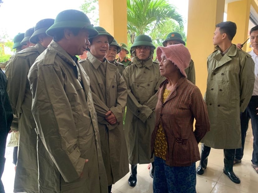 Phó Thủ tướng thăm hỏi tình hình đời sống người dân tại phường Thuận An, Thừa Thiên Huế - Ảnh: VGP/Đức Tuân