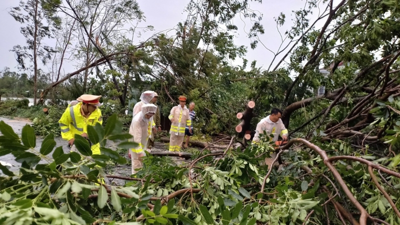 Lực lượng CSGT đường bộ - đường sắt Công an tỉnh Quảng Nam khẩn trương khắc phục hậu quả bão số 4 trên đường Nguyễn Hoàng, TP Tam Kỳ.