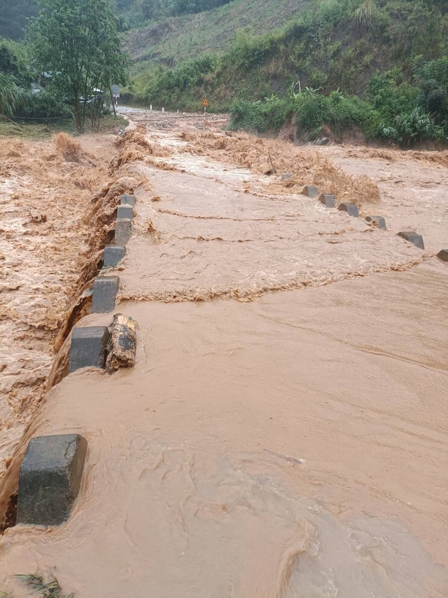 Quốc lộ 40b đi xã Tê Xăng, Măng Ri, huyện Tu Mơ Rông bị nước lũ tràn qua mặt đường - Ảnh: BTT