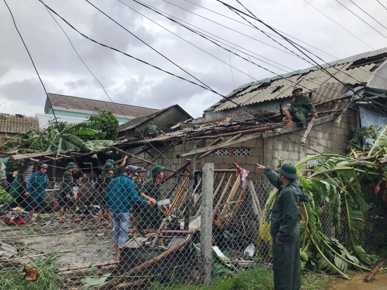 Bộ đôi giúp dân khắc phục hậu quả bão số 4 tại phường Hương An, TP. Huế