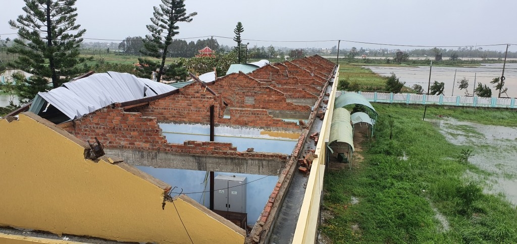 Trường THCS Nguyễn Bỉnh Khiêm, huyện Duy Xuyên bị tốc mái do bão Noru (Ảnh: V.Q)