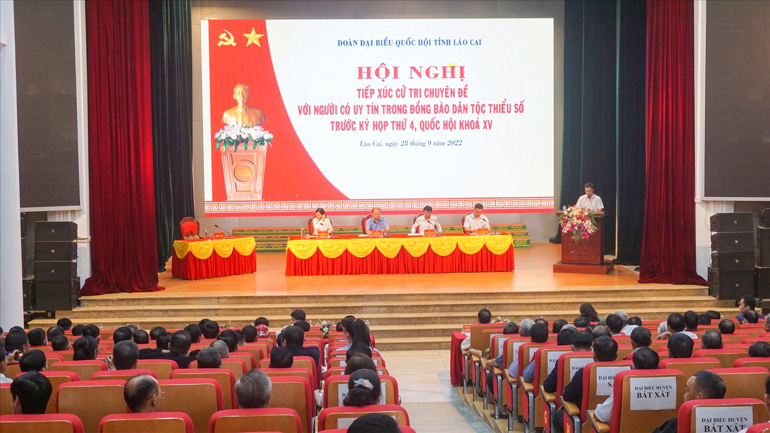 Quang cảnh hội nghị tiếp xúc cử tri giữa Đoàn đại biểu Quốc hội tỉnh Lào Cai với Người có uy tín