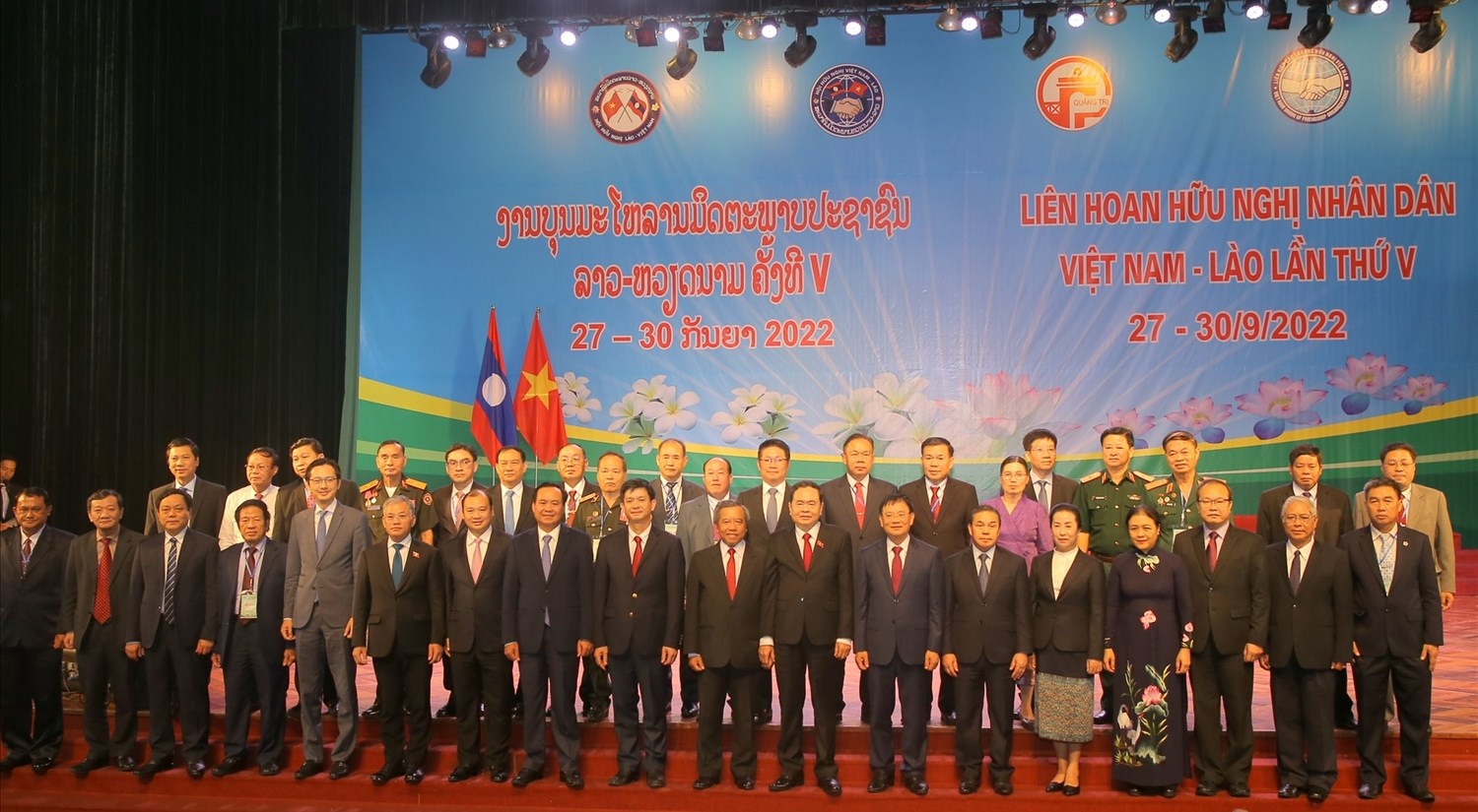 Đại biểu hai nước Việt Nam-Lào chụp ảnh lưu niệm tại lễ khai mạc