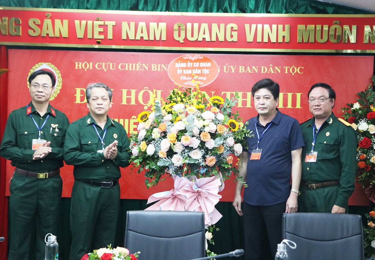 Đồng chí Nguyễn Mạnh Huấn - Ủy viên Ban Thường vụ Đảng ủy, Vụ trưởng Vụ Kế hoạch - Tài chính tặng hoa chúc mừng thành công của Đại hội Hội CCB cơ quan UBDT nhiệm kỳ 2022 - 2027