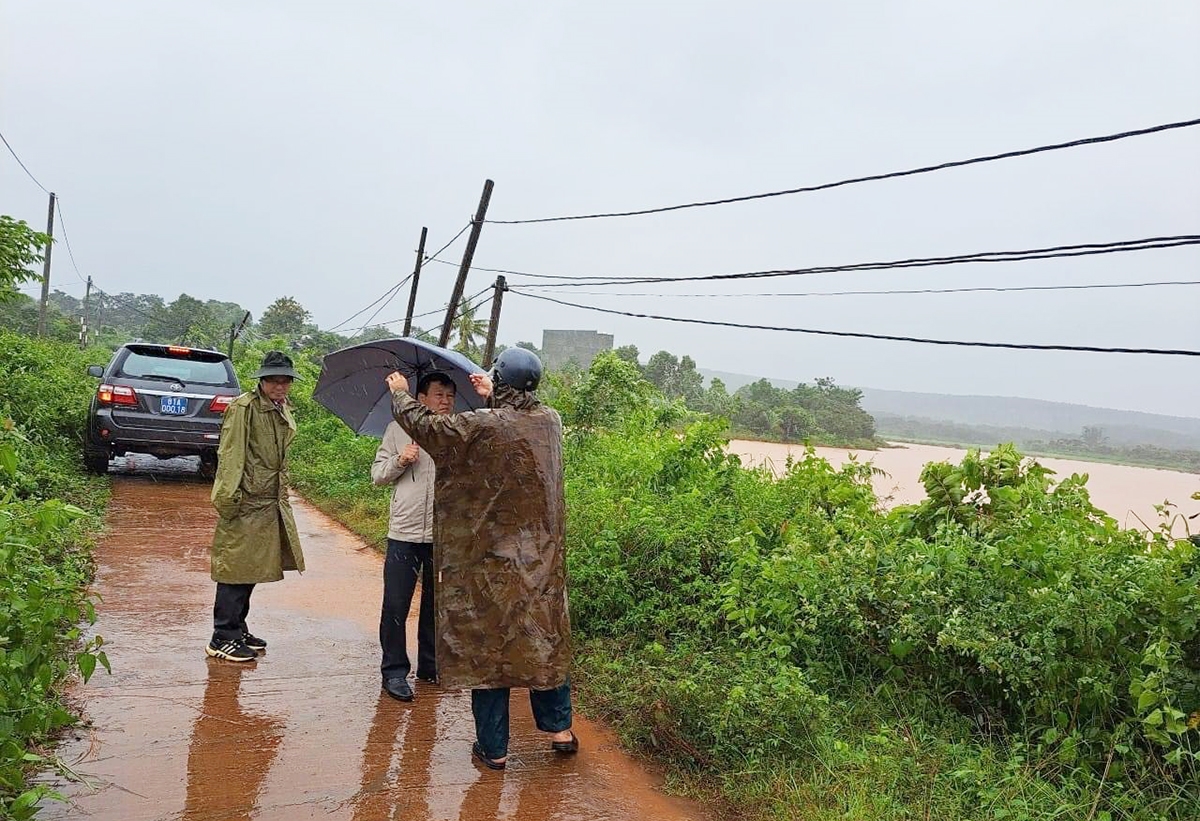 Đoàn công tác của huyện Ia Grai tiến hành kiểm tra hồ đập, vị trí thường xuyên xảy ra sạt lở, lũ quét vào sáng ngày 28/9