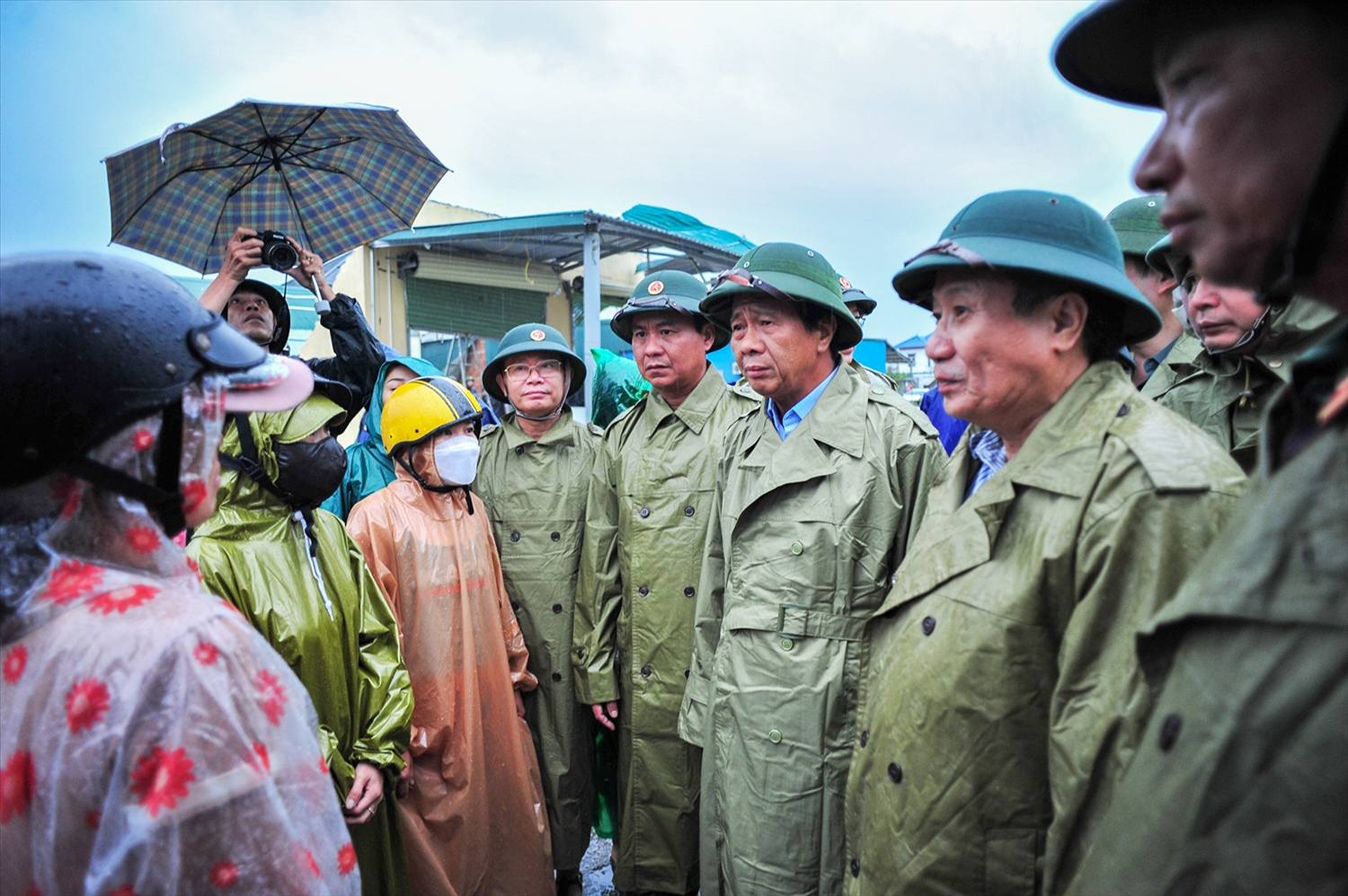 Phó Thủ tướng Lê Văn Thành; Phó chủ tịch thường trực UBND tỉnh Quảng Trị Hà Sỹ Đồng cùng Đoàn công tác đã đến động viên người dân trước thiệt hại do lốc xoáy gây ra