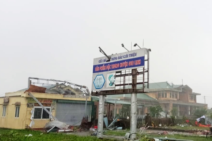 (TIN) Quảng Trị: Lốc xoáy làm 4 người bị thương, 300 nhà dân, ki-ốt tốc mái 2