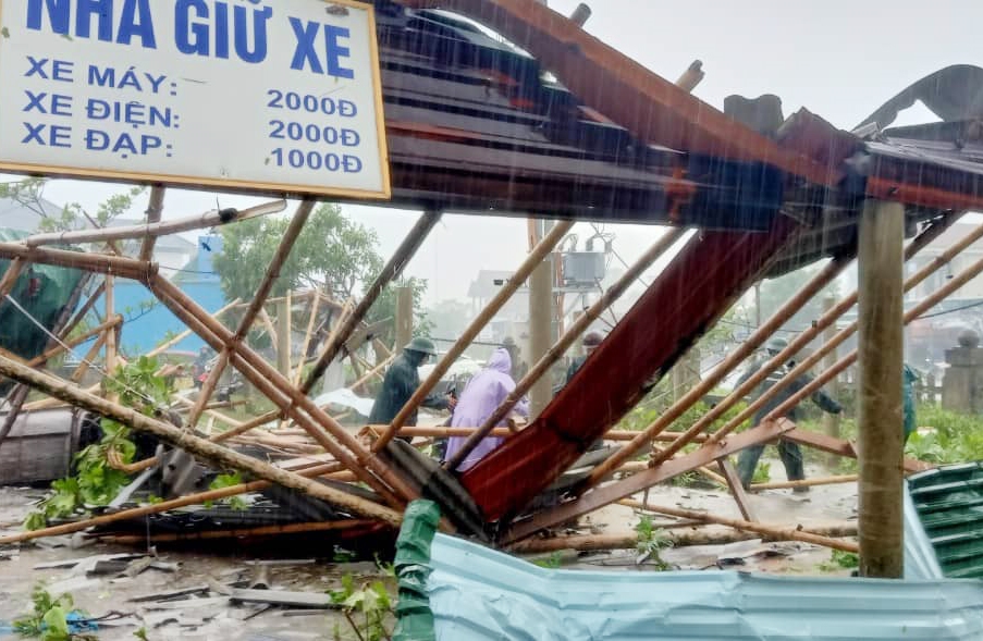 (TIN) Quảng Trị: Lốc xoáy làm 4 người bị thương, 300 nhà dân, ki-ốt tốc mái 4