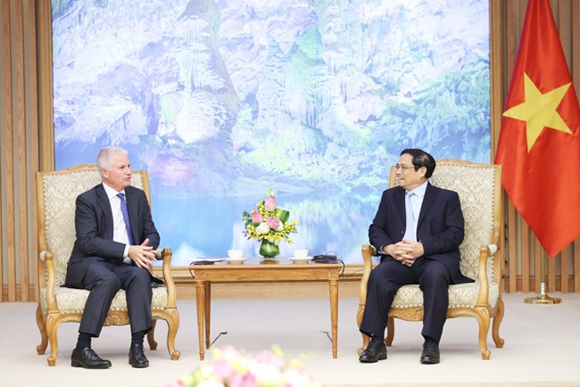 Thủ tướng đề nghị Warburg Pincus với mạng lưới khách hàng rộng lớn trên thế giới tiếp tục là cầu nối để đưa các nhà đầu tư Hoa Kỳ nói riêng và nước ngoài nói chung đến đầu tư tại Việt Nam. (Ảnh: VGP/Nhật Bắc)